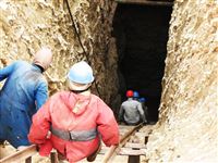 065 discesa dei minatori miniera di rubini Longido tanzania.JPG
